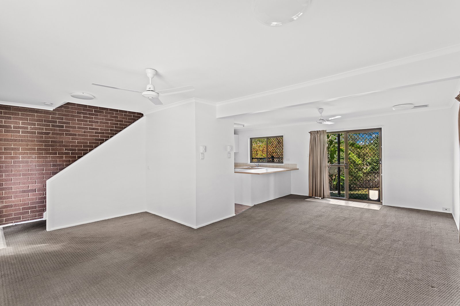 1&2/5 Barnes Place CANNONVALE 4