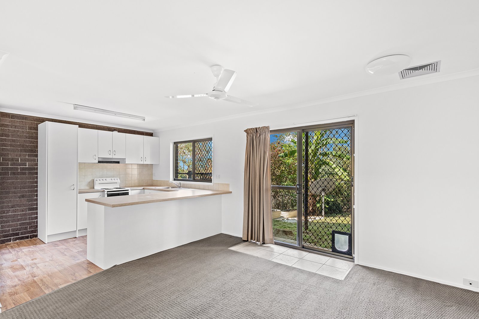 1&2/5 Barnes Place CANNONVALE 5