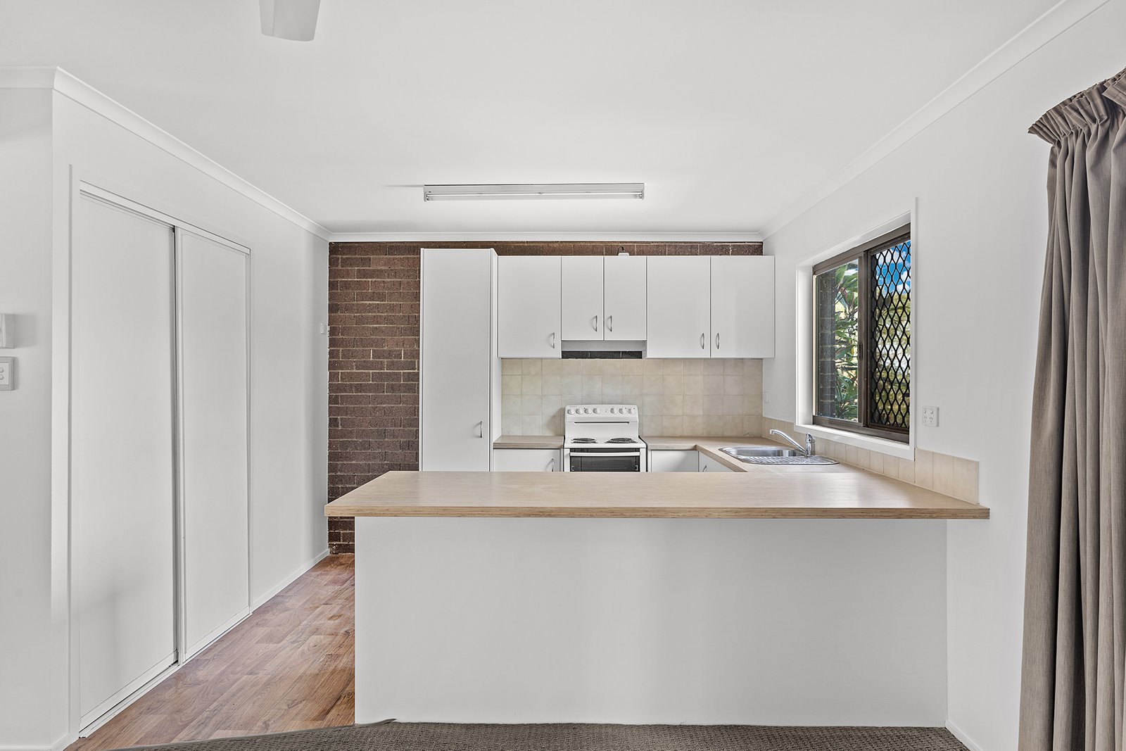 1&2/5 Barnes Place CANNONVALE 6