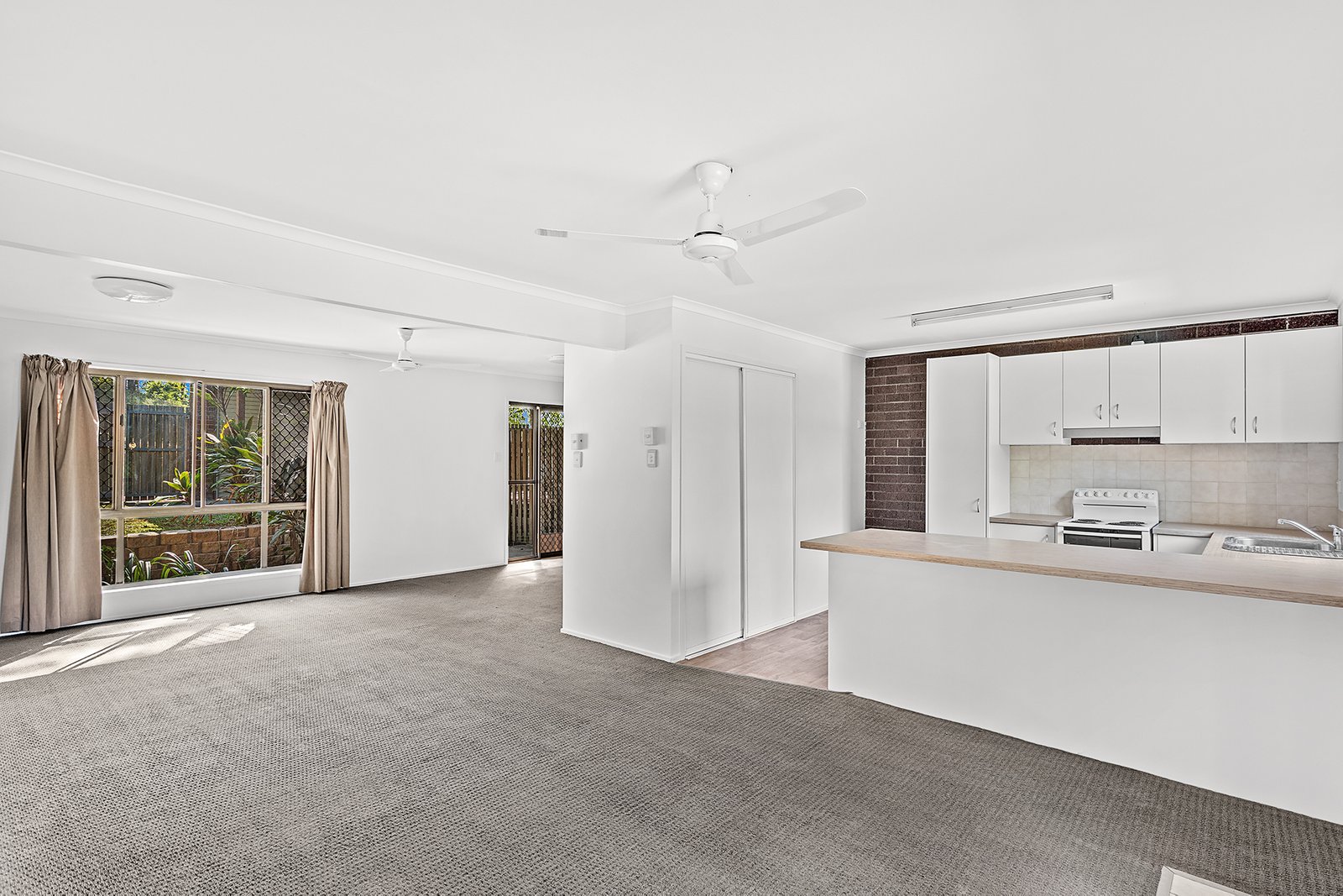 1&2/5 Barnes Place CANNONVALE 9