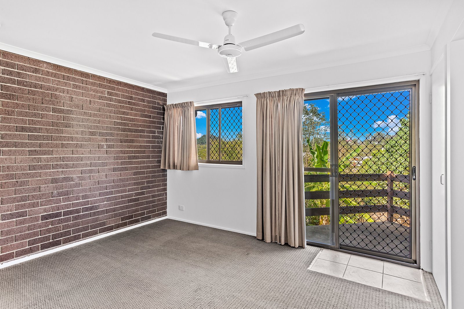 1&2/5 Barnes Place CANNONVALE 14