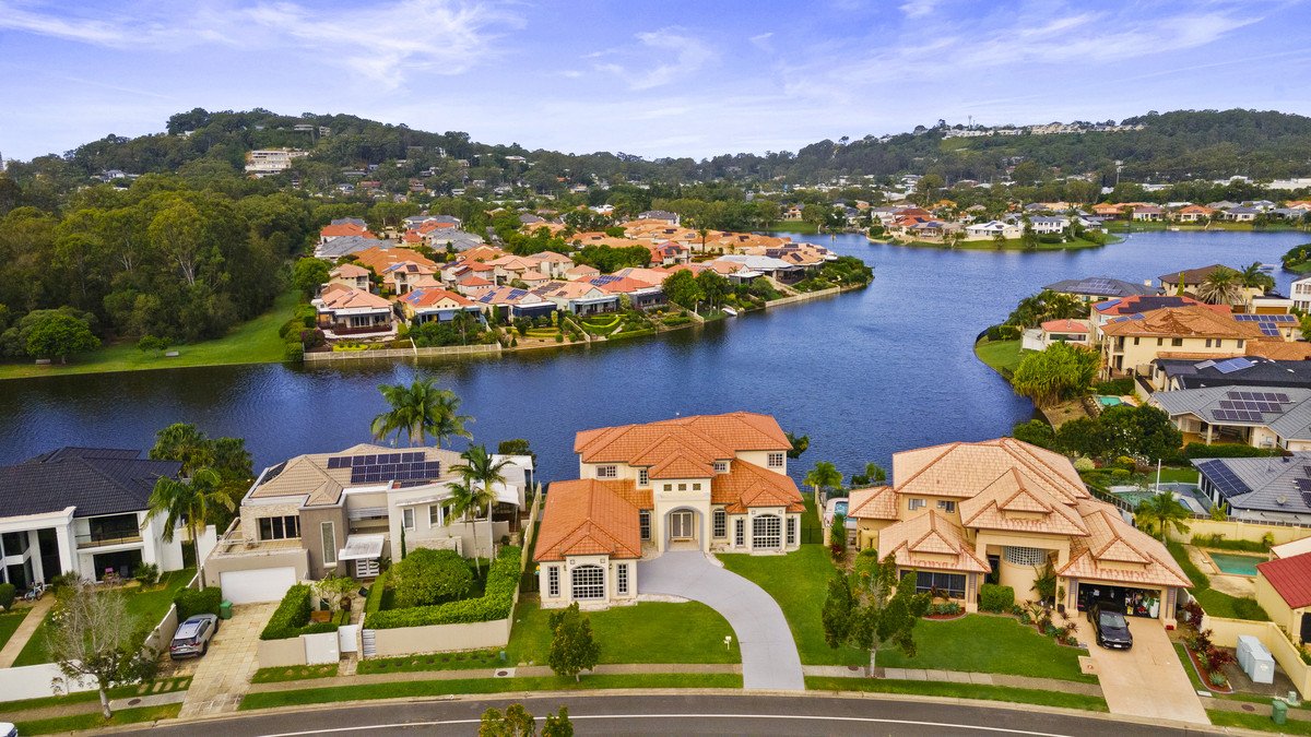 126 Dunlin Drive BURLEIGH WATERS 1
