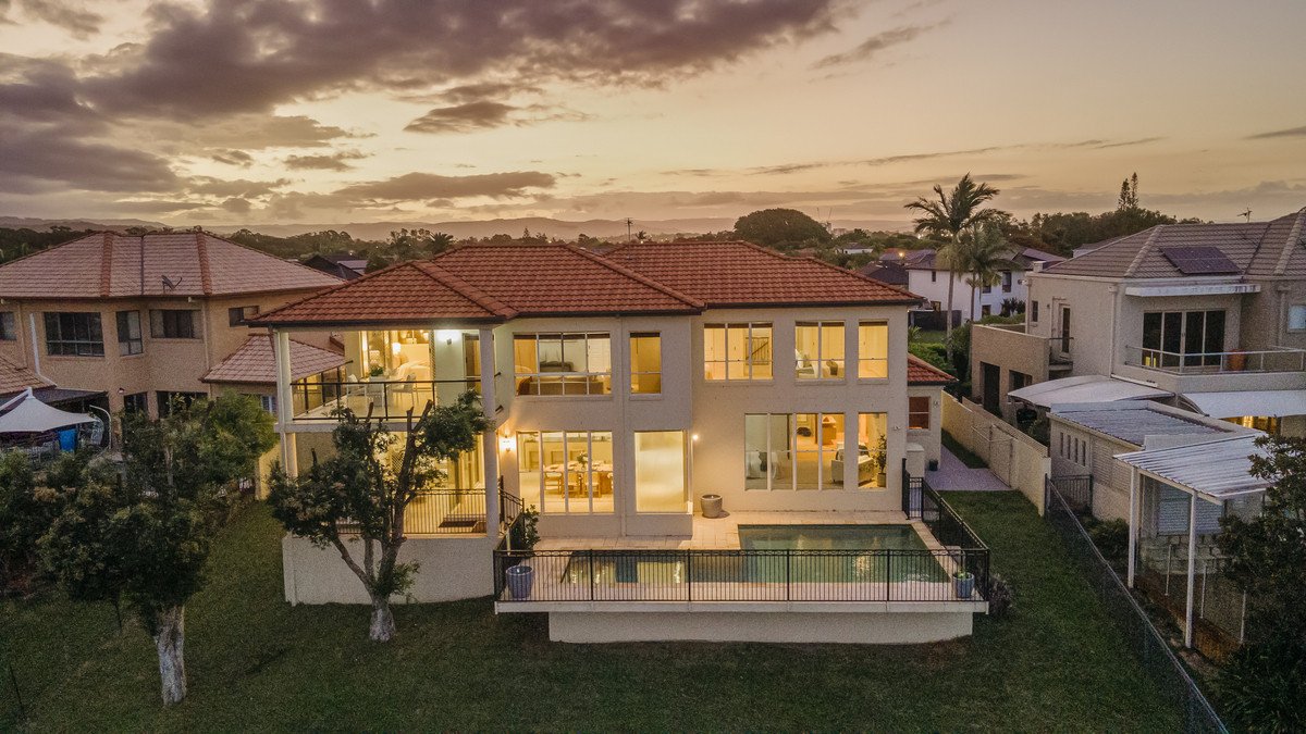 126 Dunlin Drive BURLEIGH WATERS 2