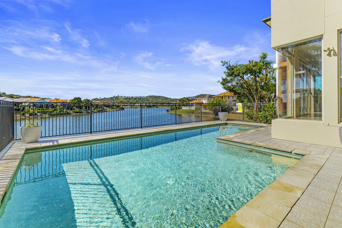126 Dunlin Drive BURLEIGH WATERS 3