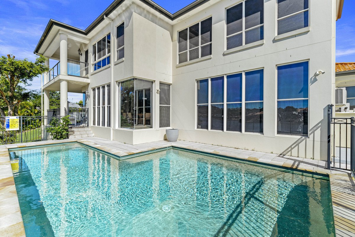 126 Dunlin Drive BURLEIGH WATERS 5