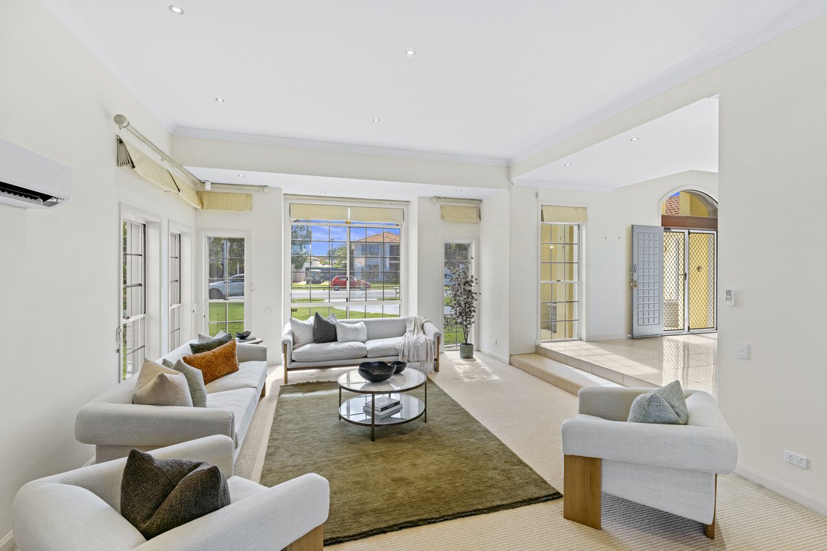 126 Dunlin Drive BURLEIGH WATERS 7
