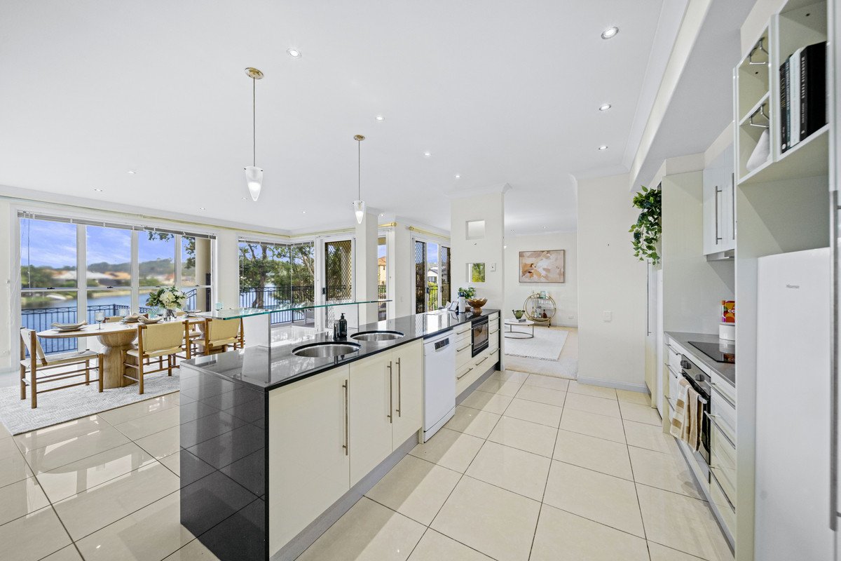 126 Dunlin Drive BURLEIGH WATERS 9