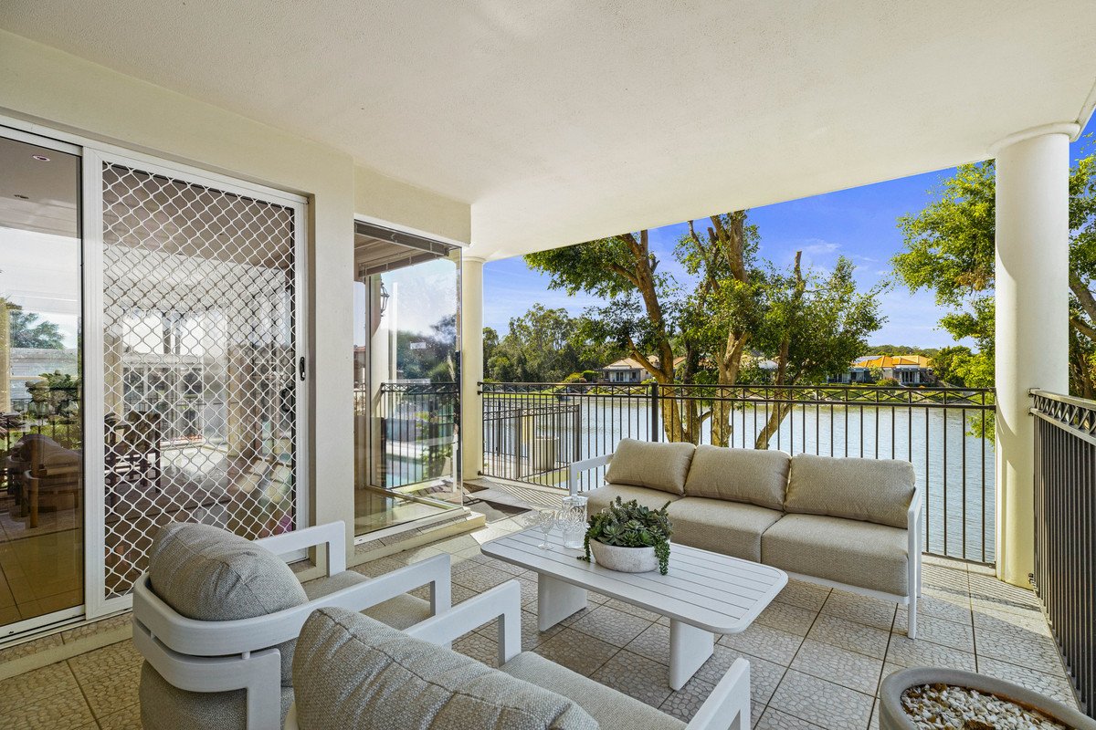 126 Dunlin Drive BURLEIGH WATERS 11