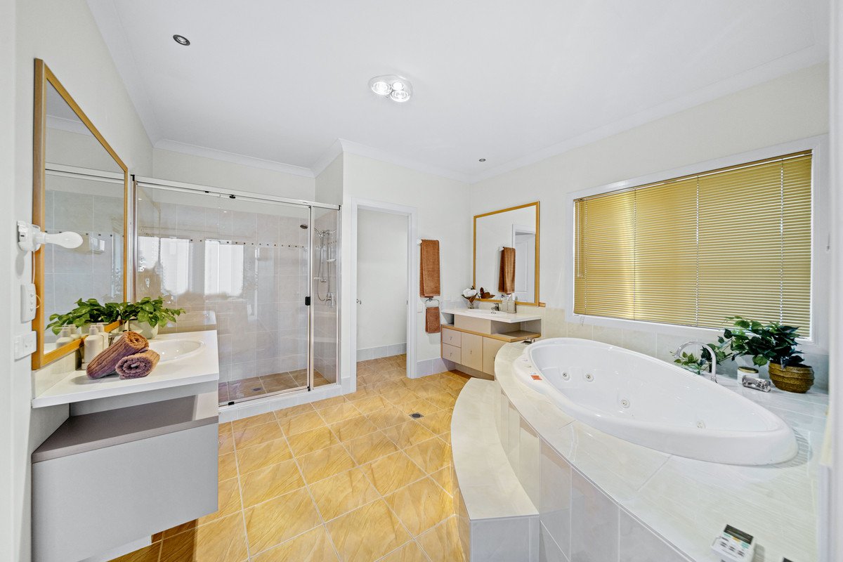 126 Dunlin Drive BURLEIGH WATERS 13