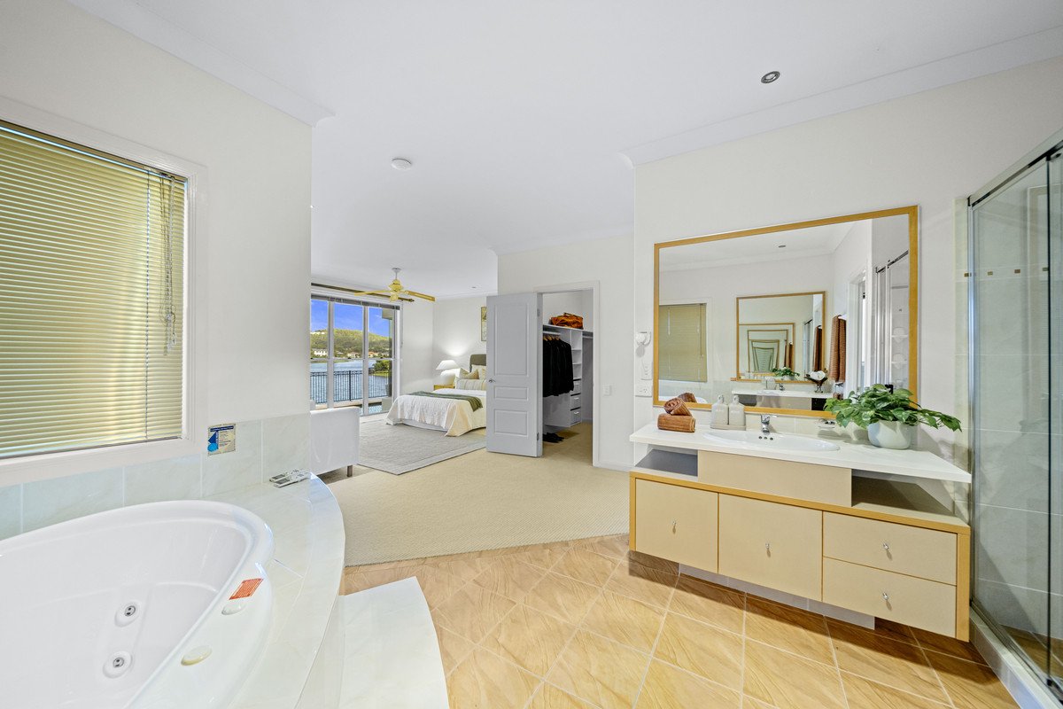 126 Dunlin Drive BURLEIGH WATERS 14