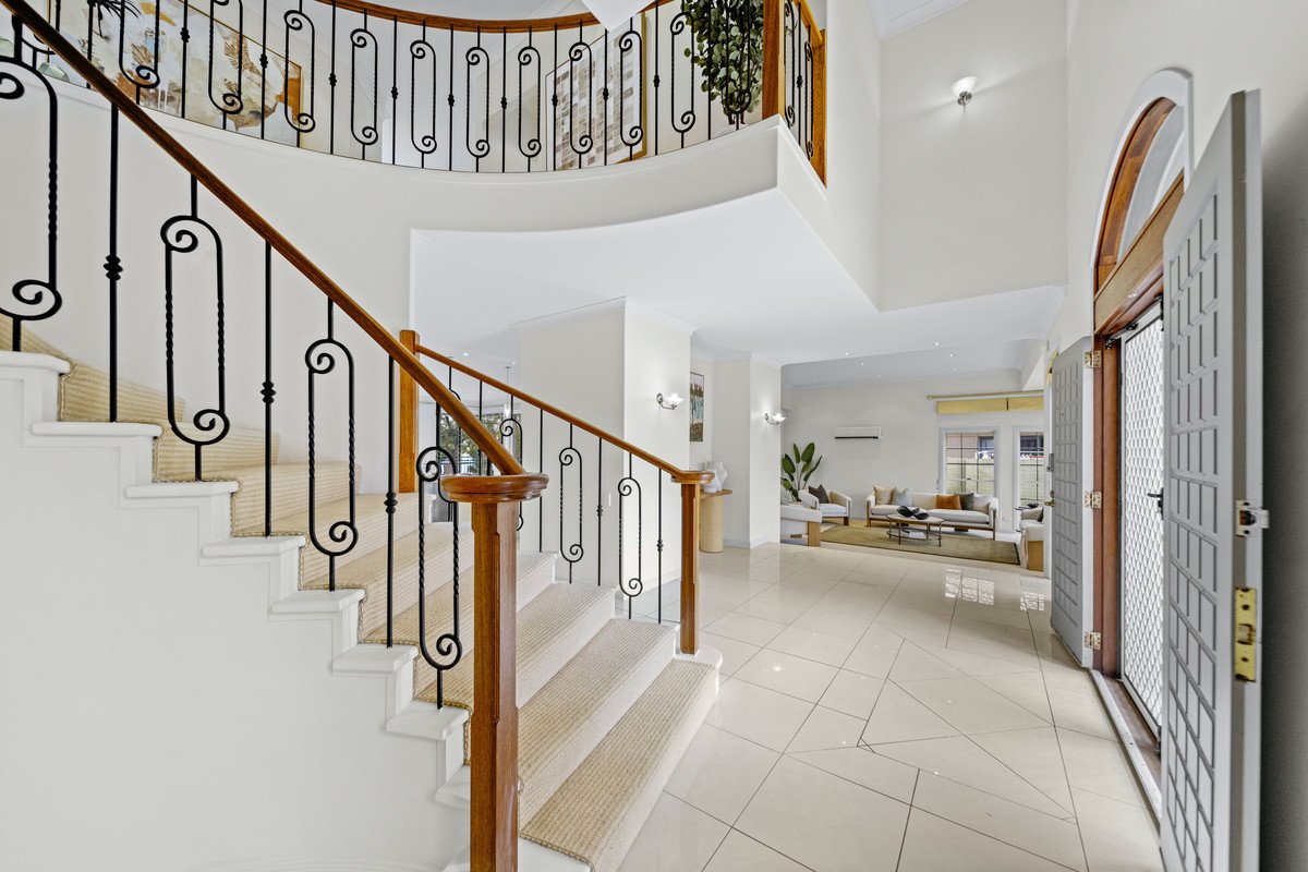 126 Dunlin Drive BURLEIGH WATERS 16