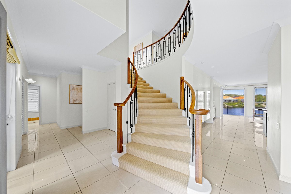 126 Dunlin Drive BURLEIGH WATERS 17