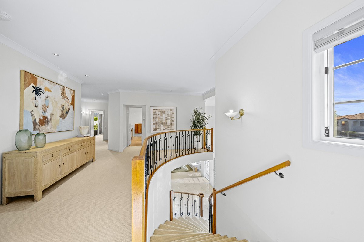126 Dunlin Drive BURLEIGH WATERS 18