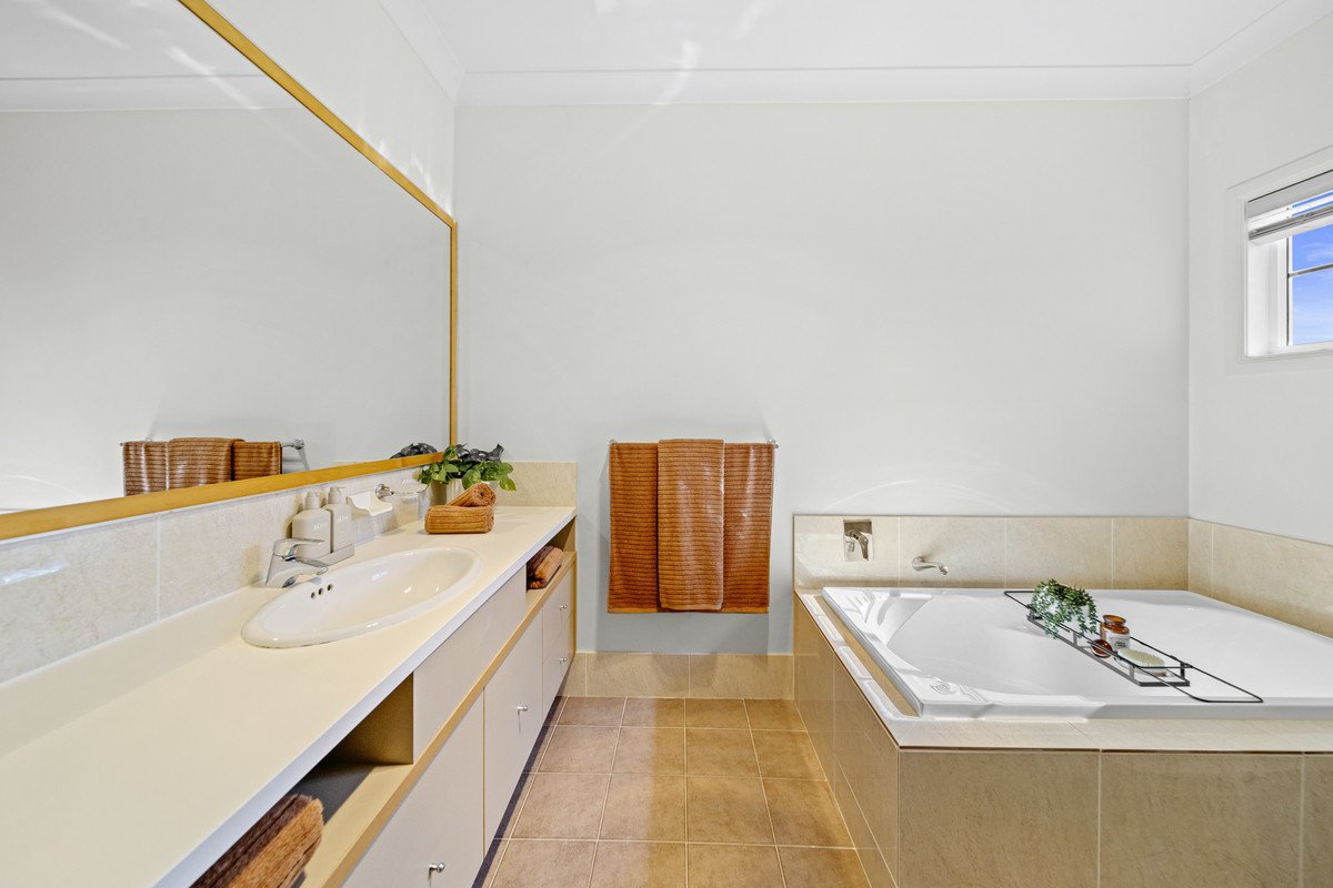 126 Dunlin Drive BURLEIGH WATERS 26