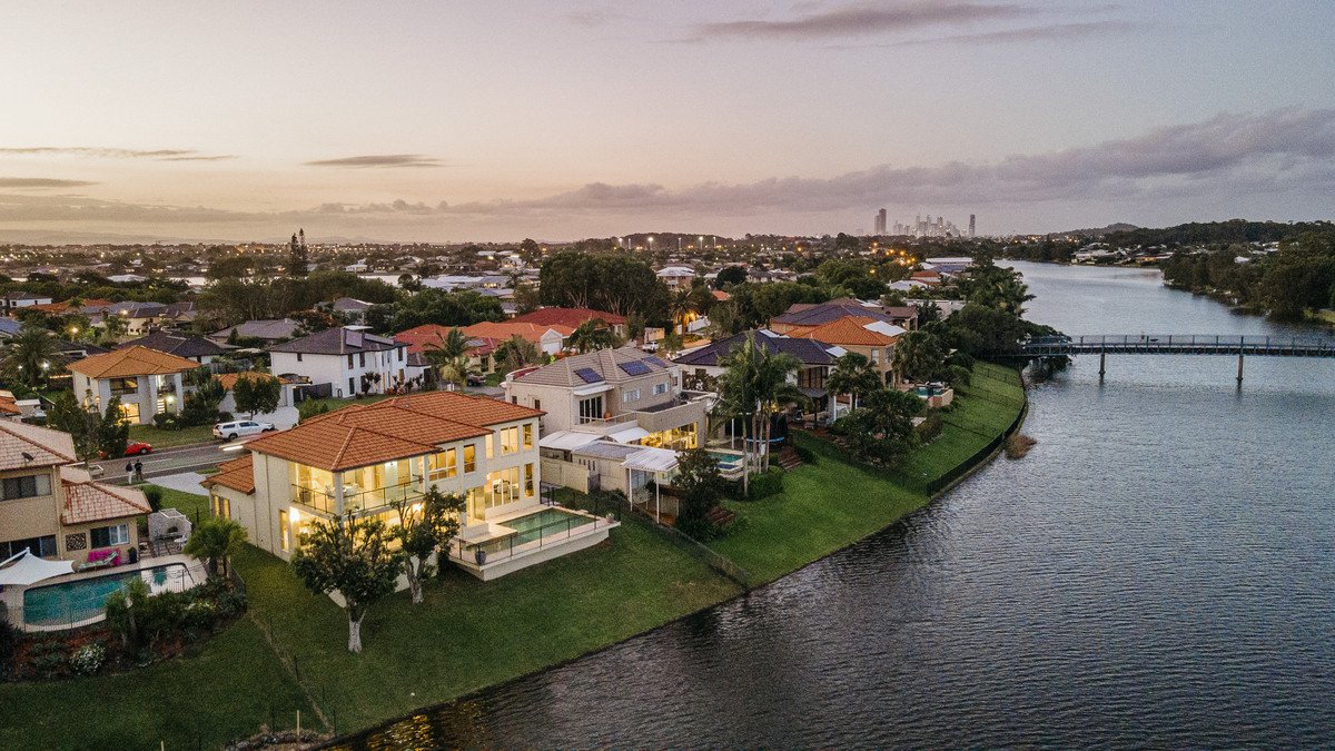 126 Dunlin Drive BURLEIGH WATERS 27