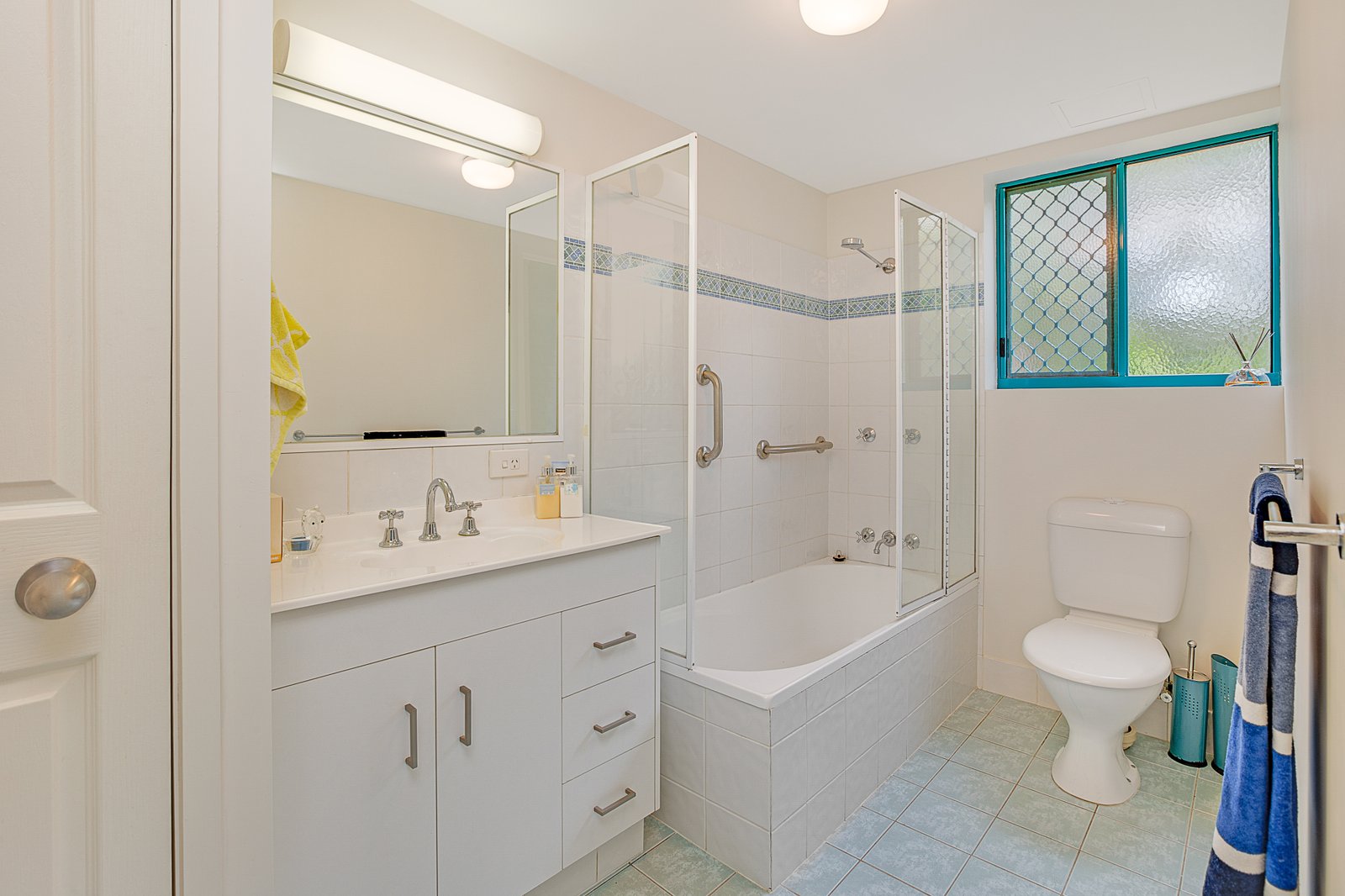 1/27-29 Dutton Street COOLANGATTA 6