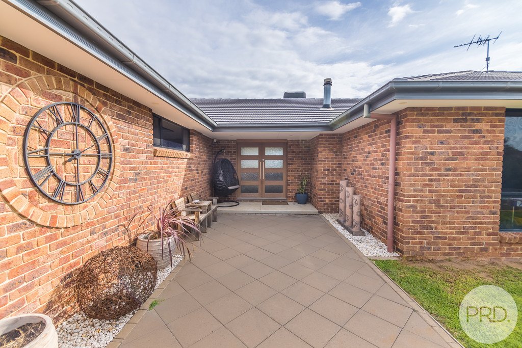 127 Catherine Way TAMWORTH 2