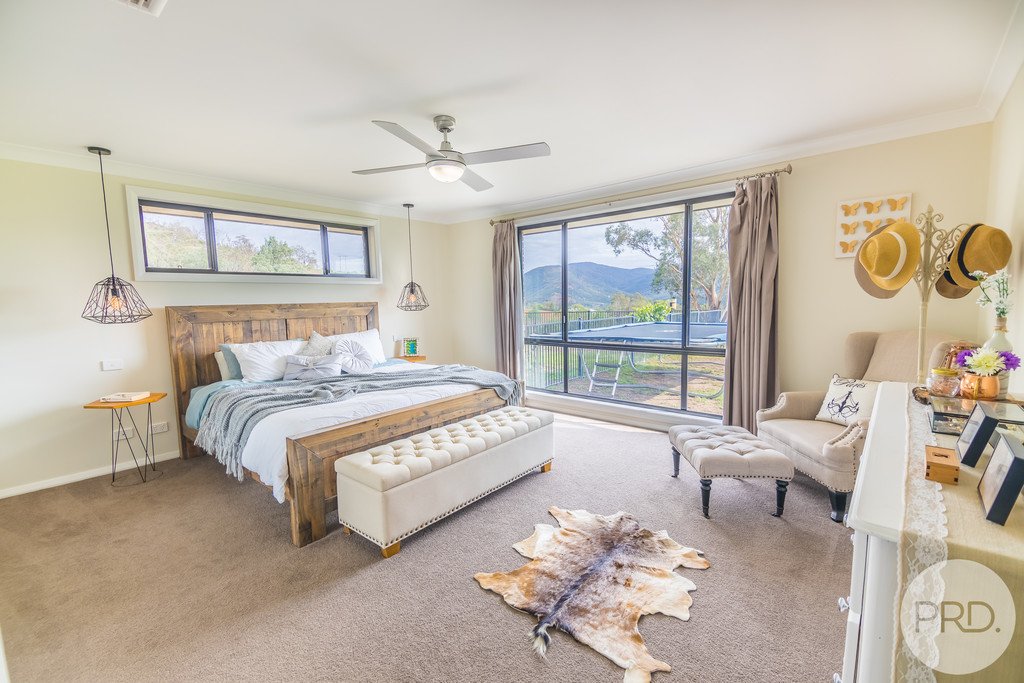 127 Catherine Way TAMWORTH 5