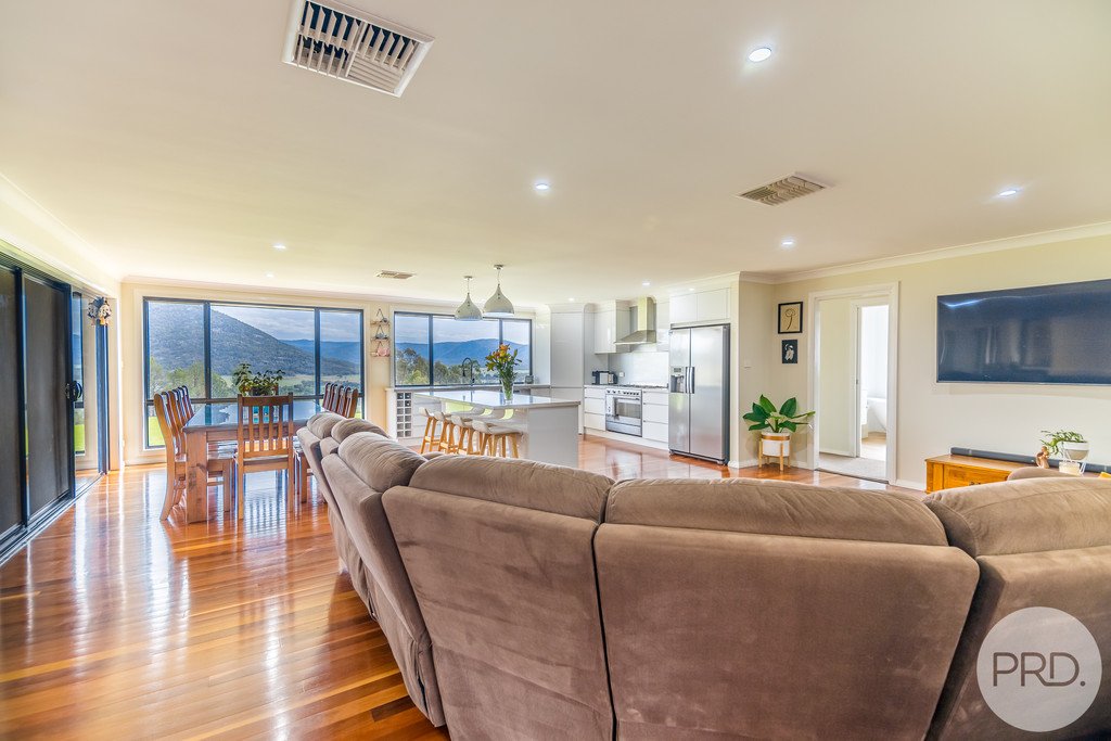 127 Catherine Way TAMWORTH 12