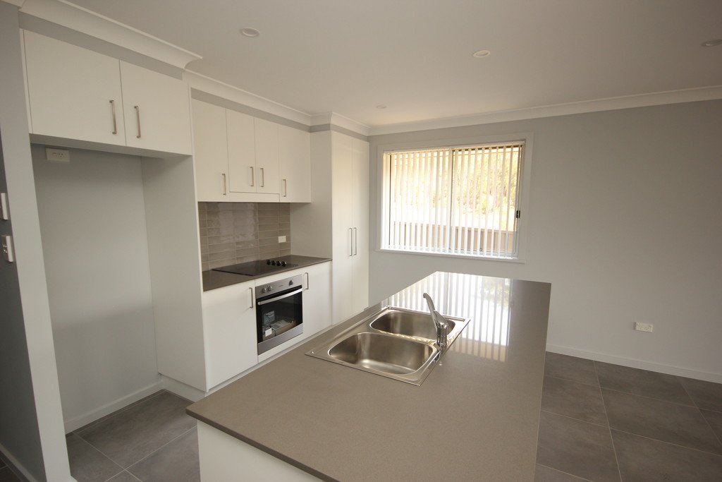 1/28 Fairwinds Avenue LAKEWOOD 2