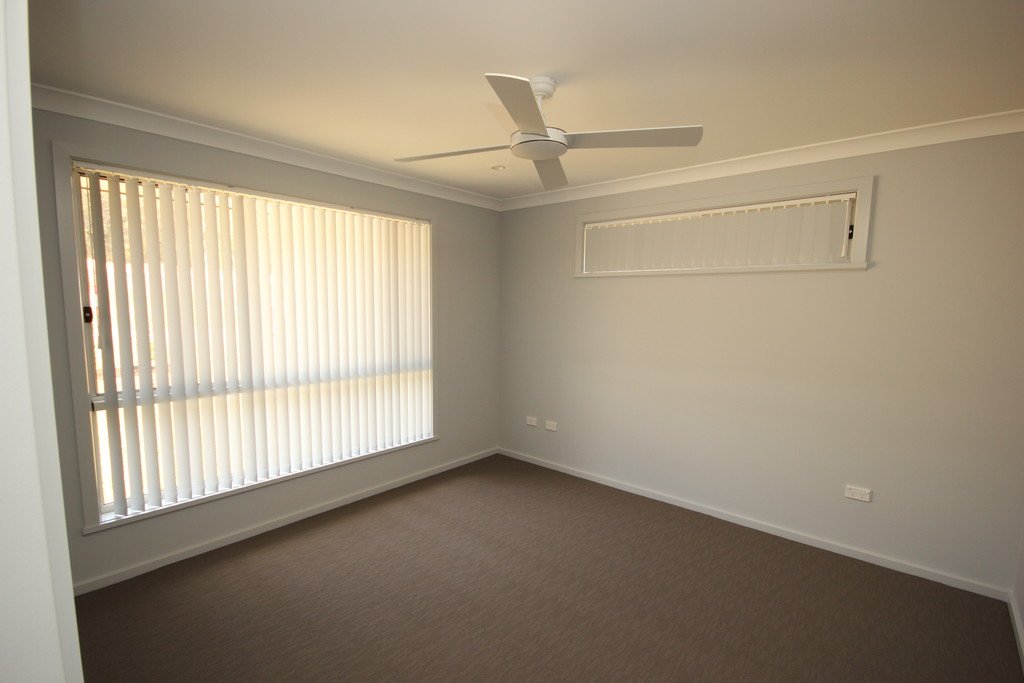 1/28 Fairwinds Avenue LAKEWOOD 3