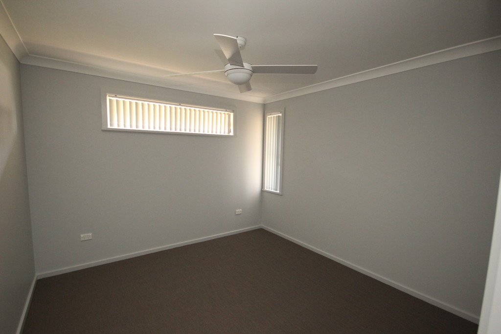 1/28 Fairwinds Avenue LAKEWOOD 4