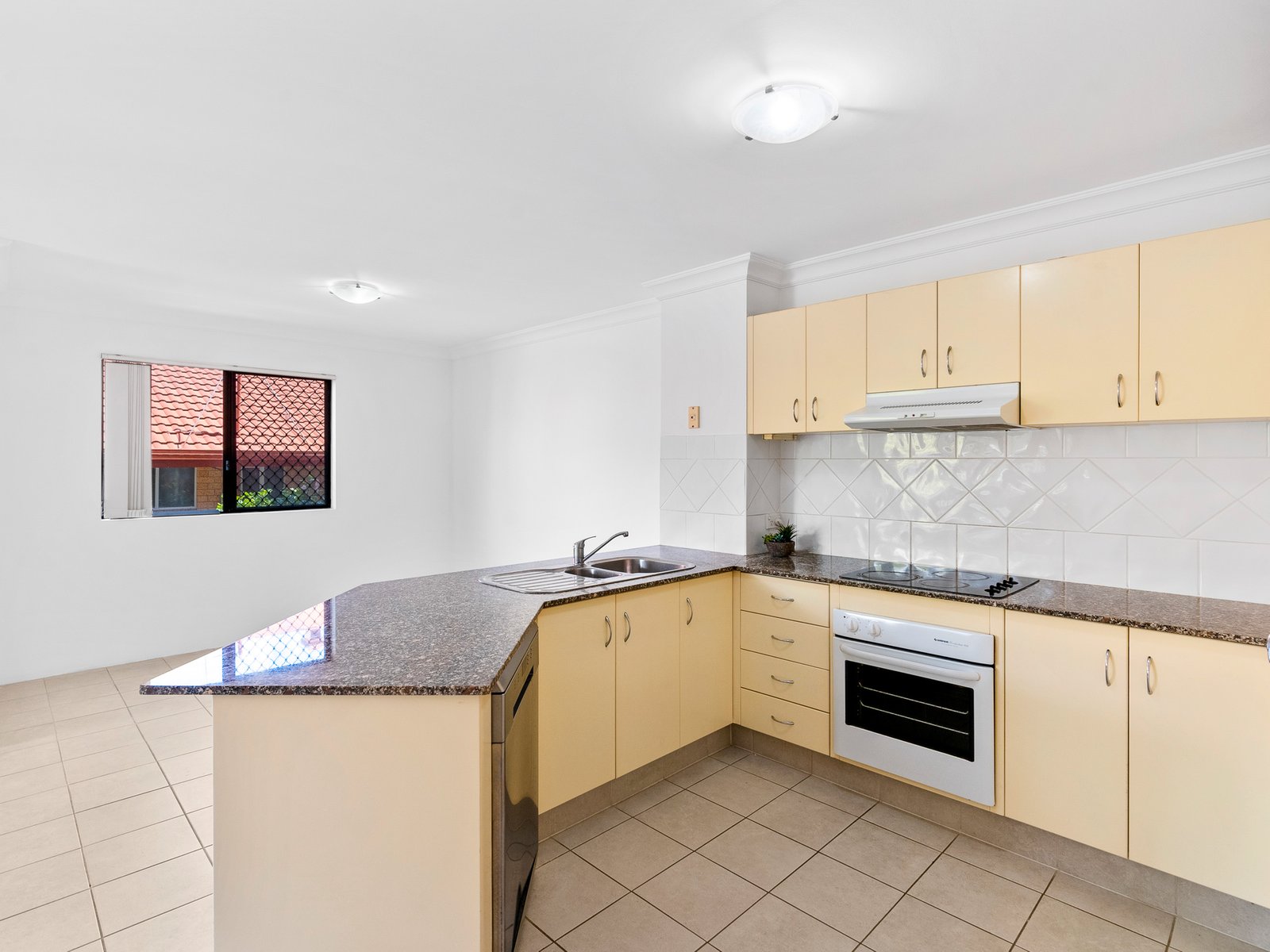 1/28 Little Norman Street SOUTHPORT 6