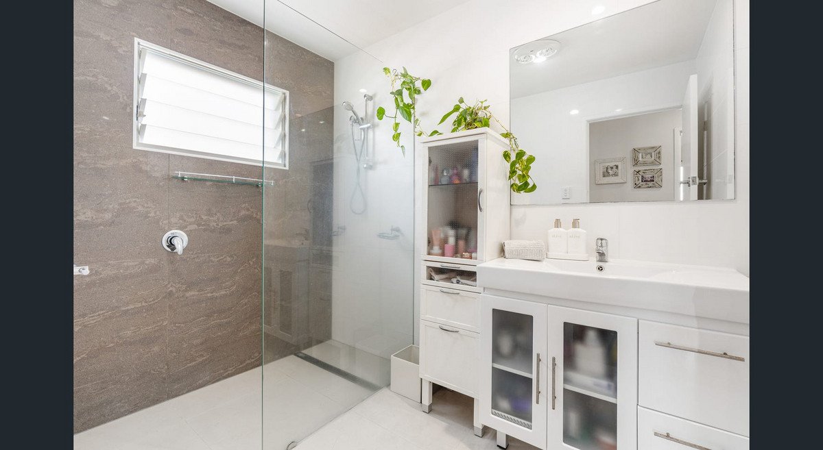 128 Nobby Parade MIAMI 14