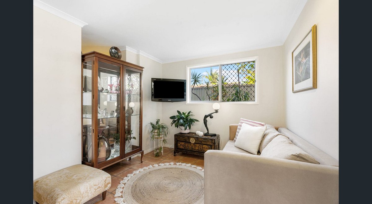 128 Nobby Parade MIAMI 17