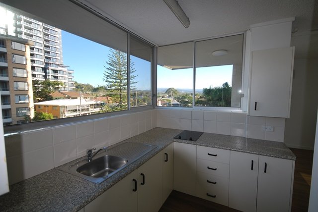 12/88 The Esplanade BURLEIGH HEADS 2