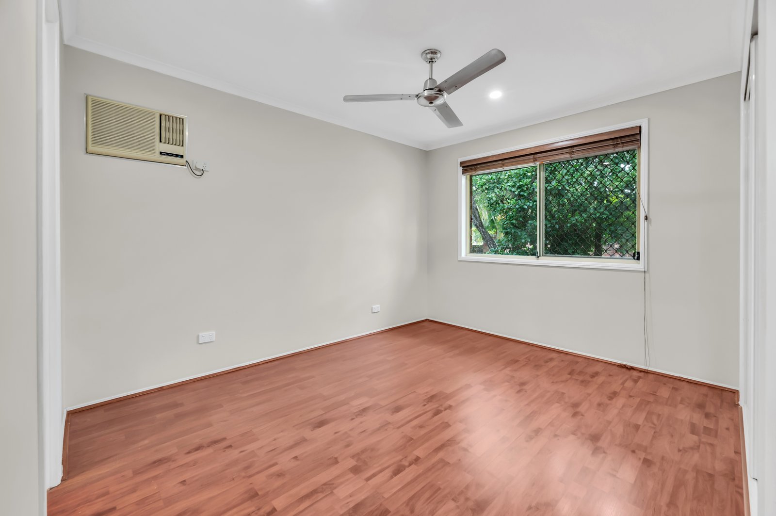 1/29-31 Golden Palms Court ASHMORE 12