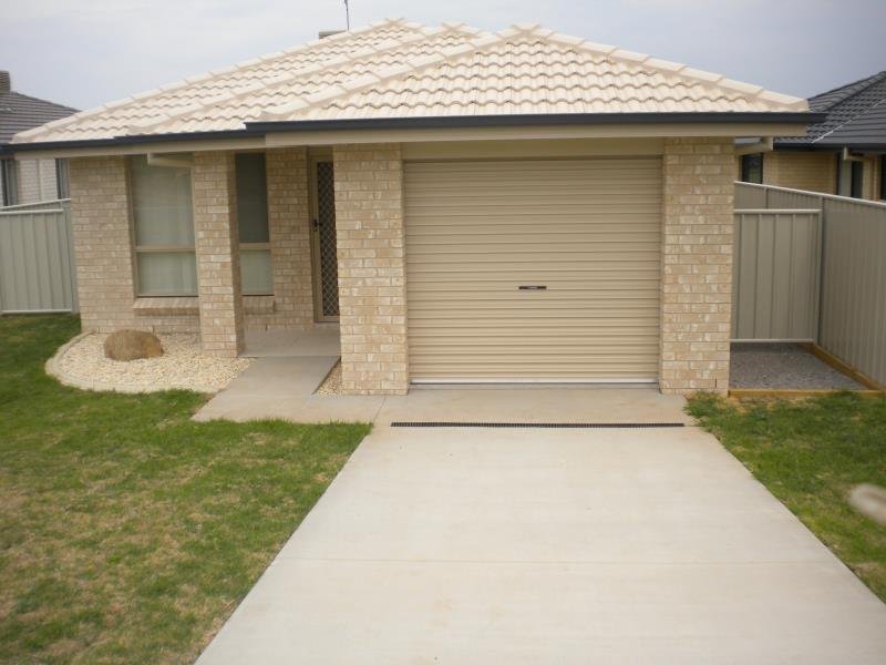 12a Tulipwood Crescent TAMWORTH 1