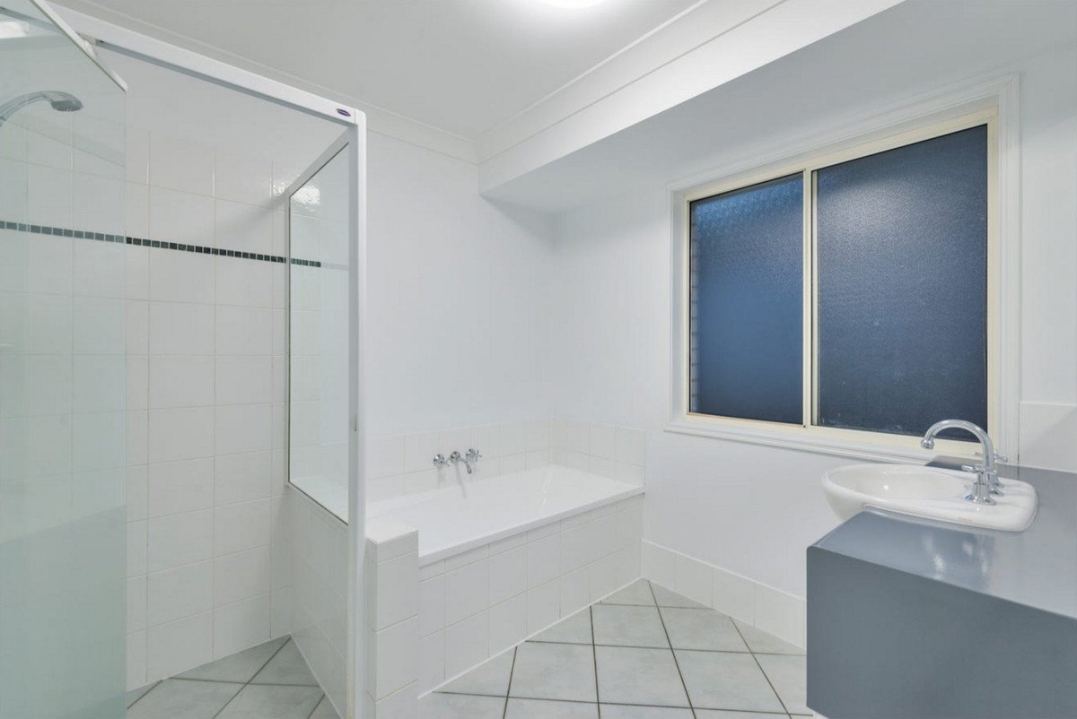 13 Amanu Crescent Pacific Pines 9