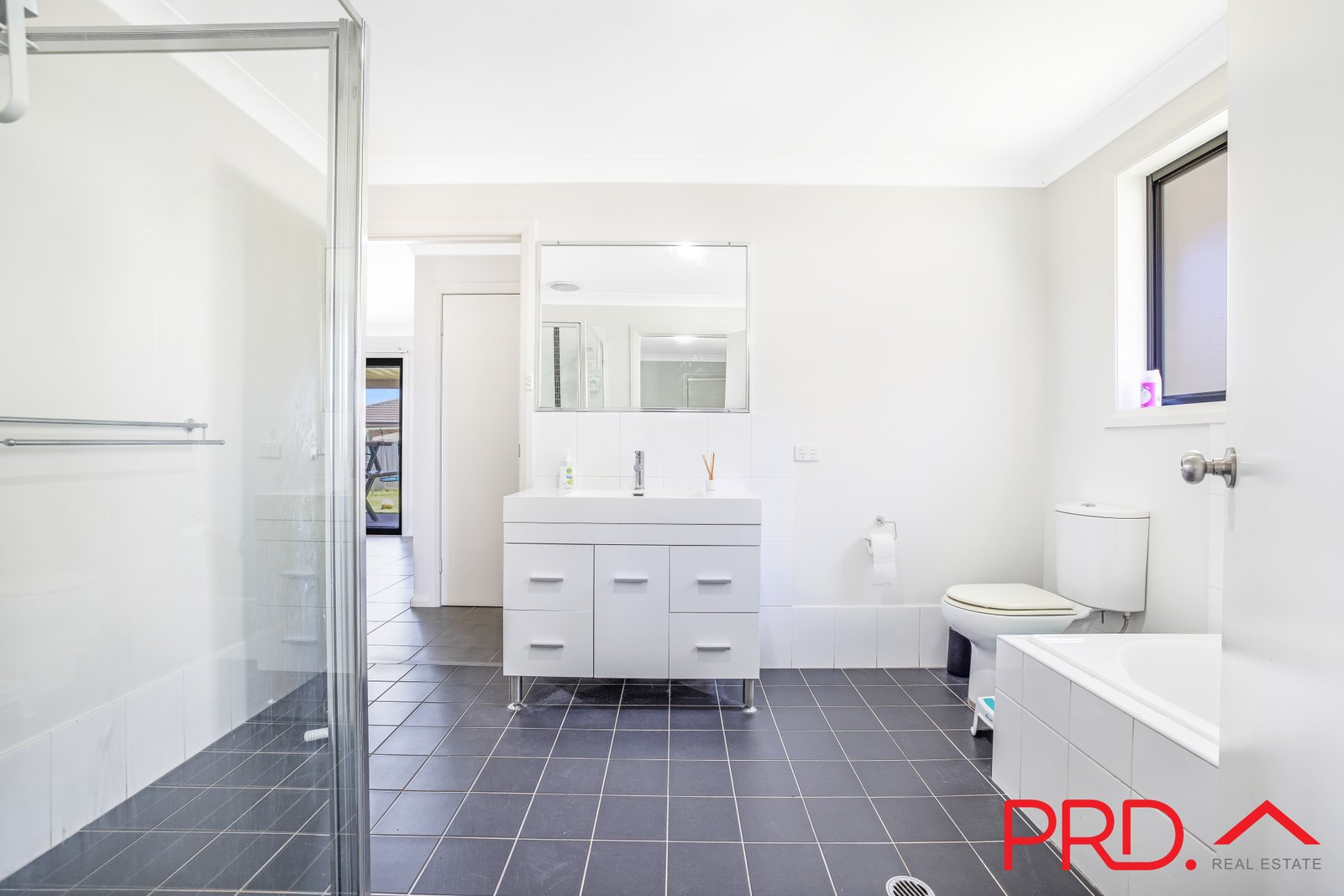 13 Brushbox Grove TAMWORTH 8