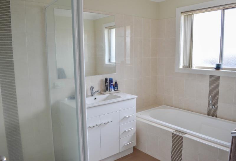 1/3 Carinya Street GLENFIELD PARK 4