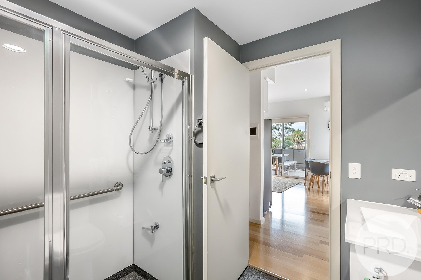 1/3 Clarence Street BELLERIVE 13