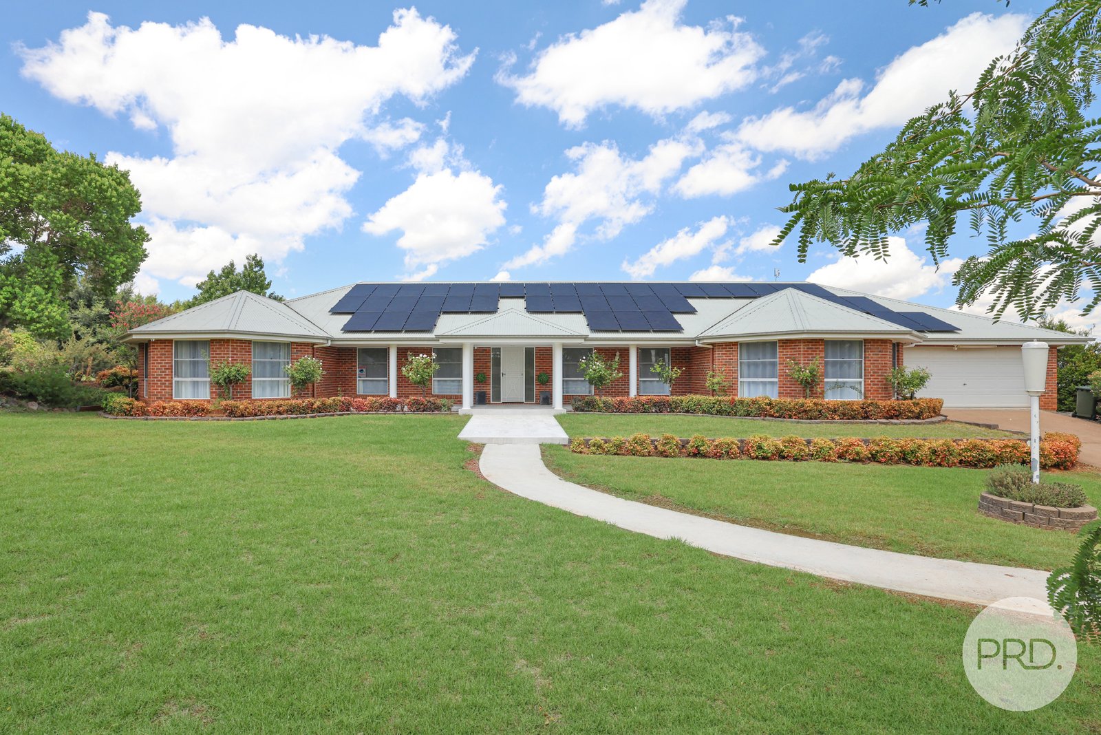 13 Daintree Circuit TAMWORTH 2