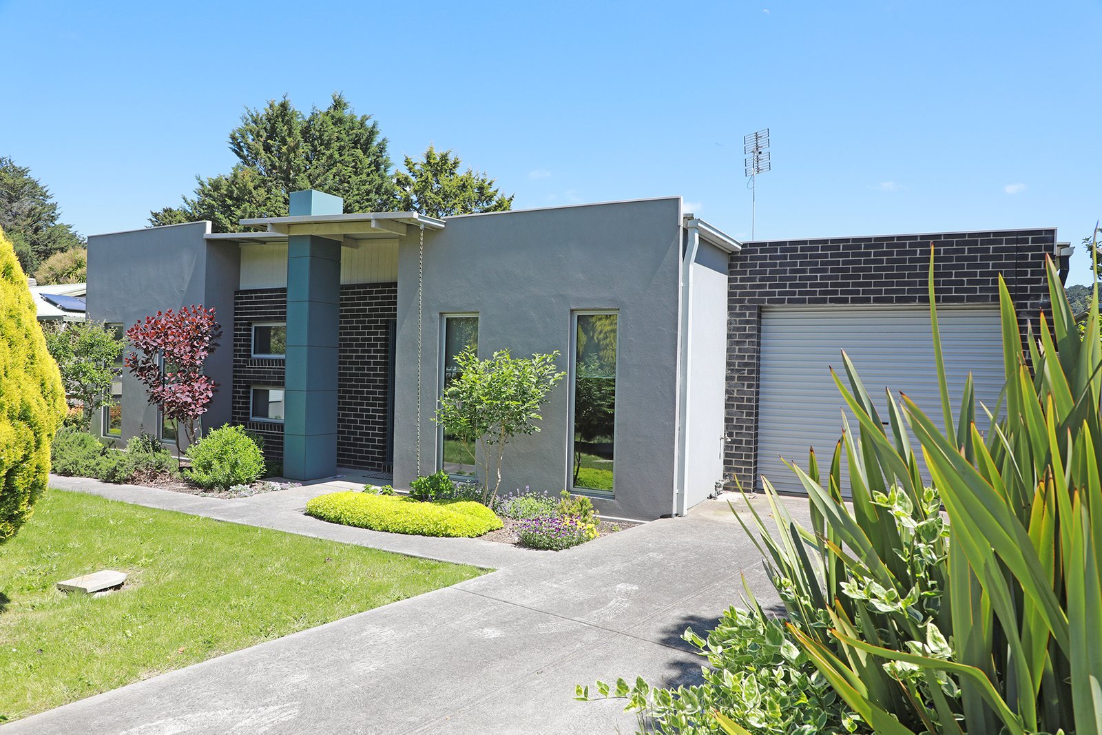 Real Estate and Property in 1/3 Heron Street, Woodend, VIC