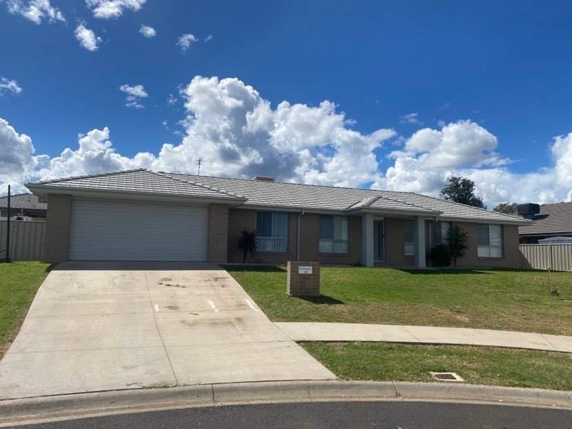13 Lake Place NORTH TAMWORTH 1