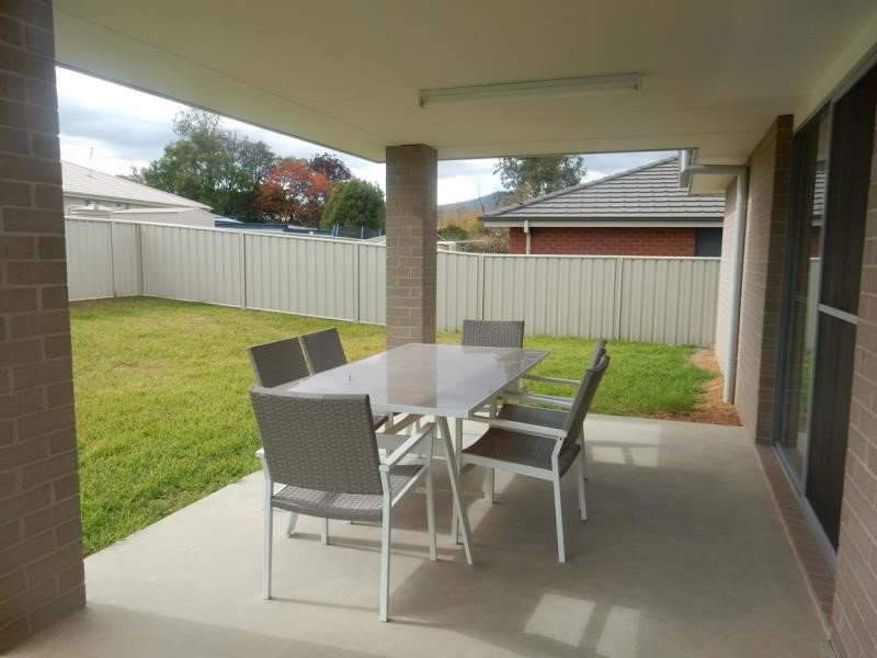 13 Lake Place NORTH TAMWORTH 4