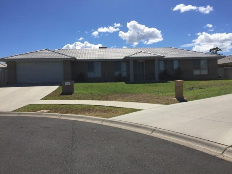 13 Lake Place TAMWORTH 1