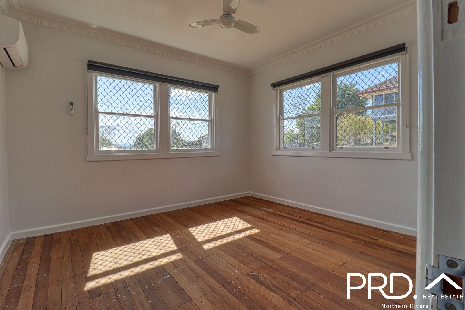 13 Lees Avenue CASINO 8