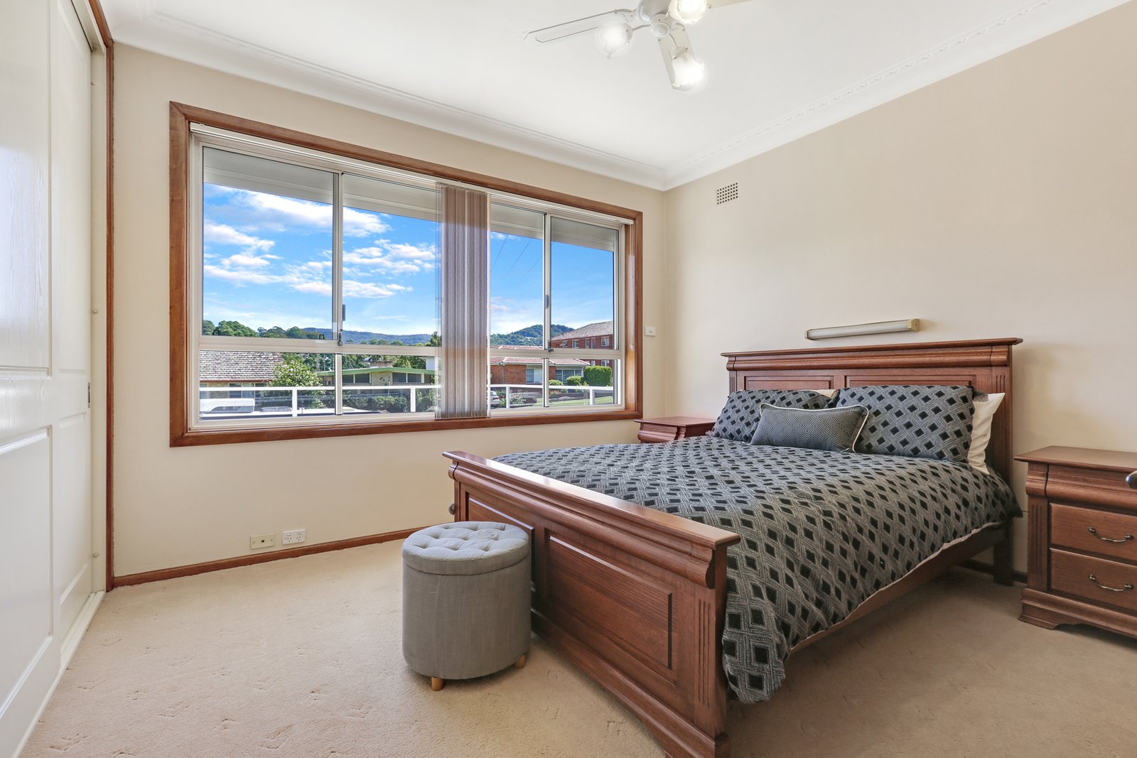 13 London Drive WEST WOLLONGONG 4