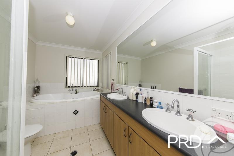 13 Menton Avenue VARSITY LAKES 8