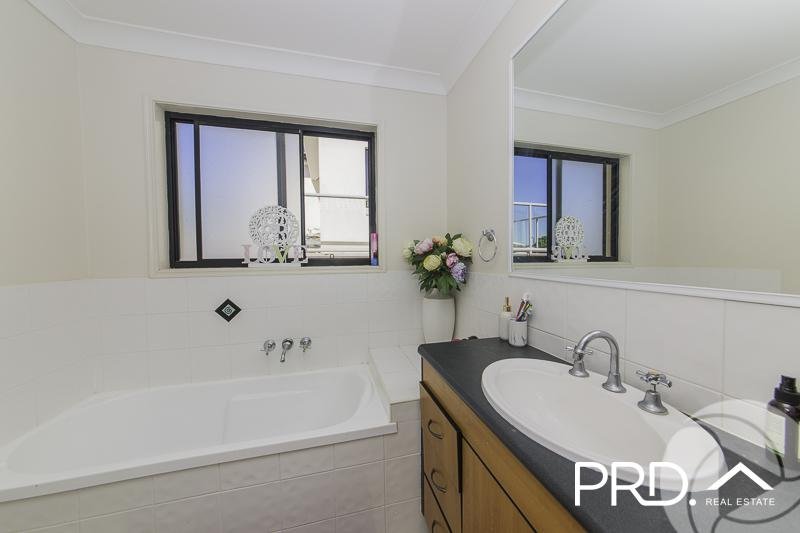 13 Menton Avenue VARSITY LAKES 11