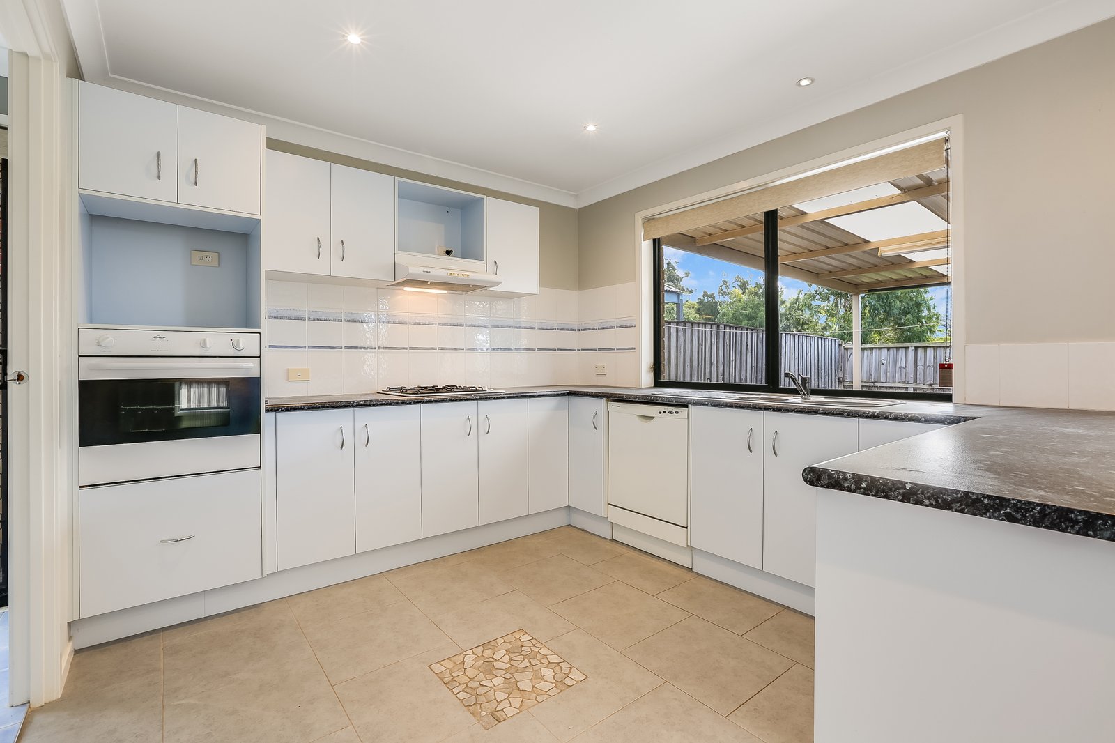 13 Oakwood Place HORSLEY 2