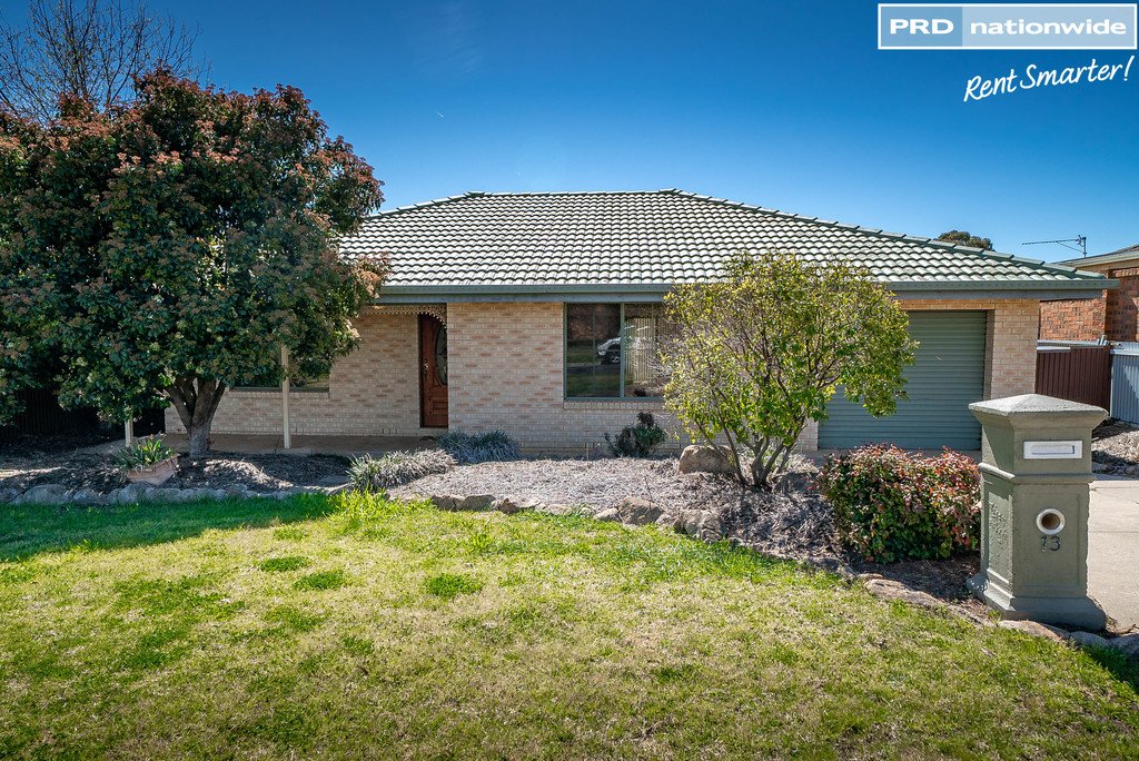 13 Oleander Crescent LAKE ALBERT 1
