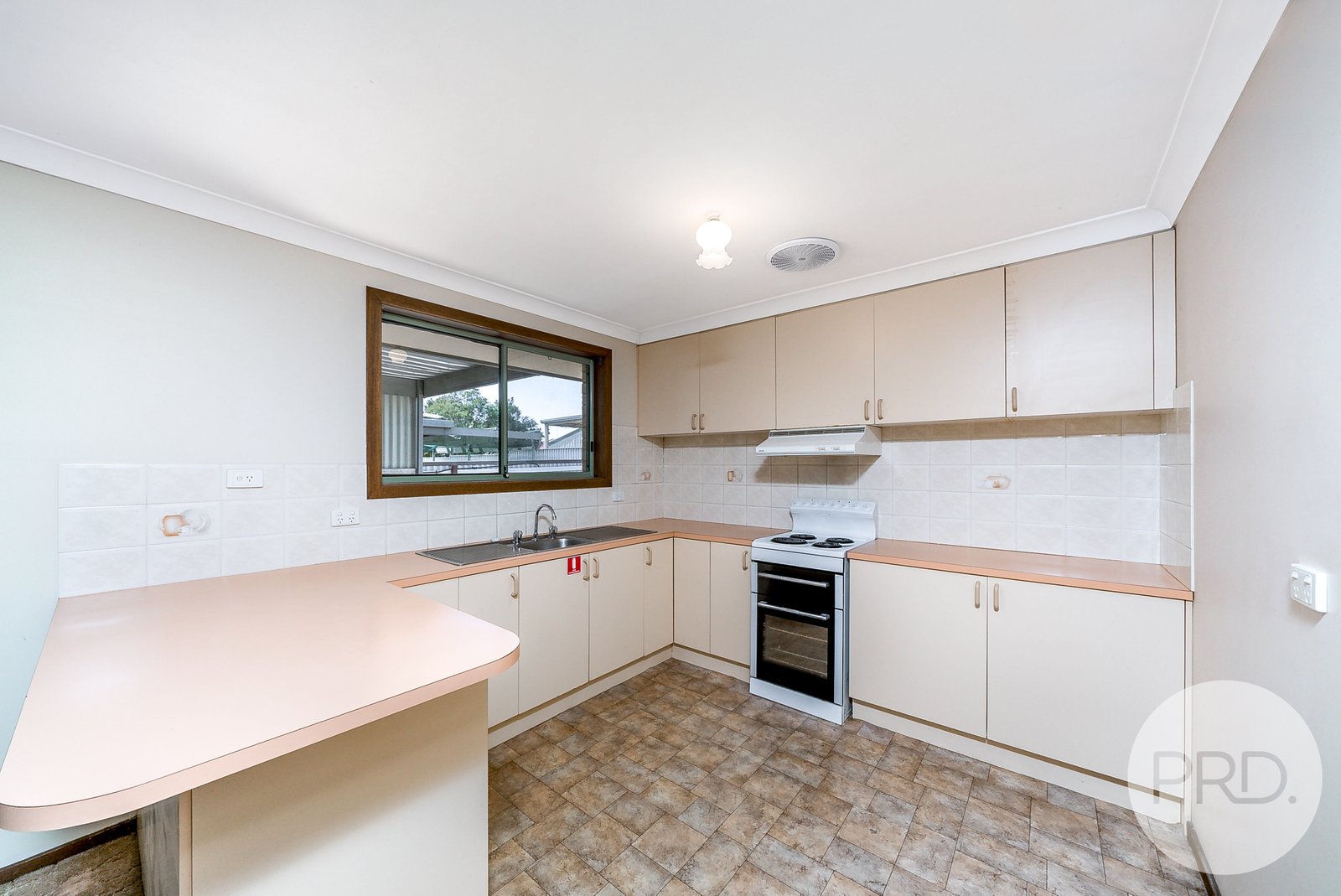 13 Oleander Crescent LAKE ALBERT 3