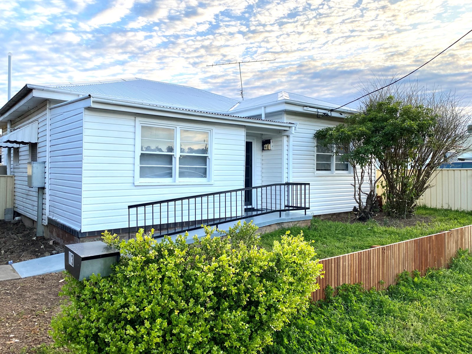 13 Robert Street TAMWORTH 2