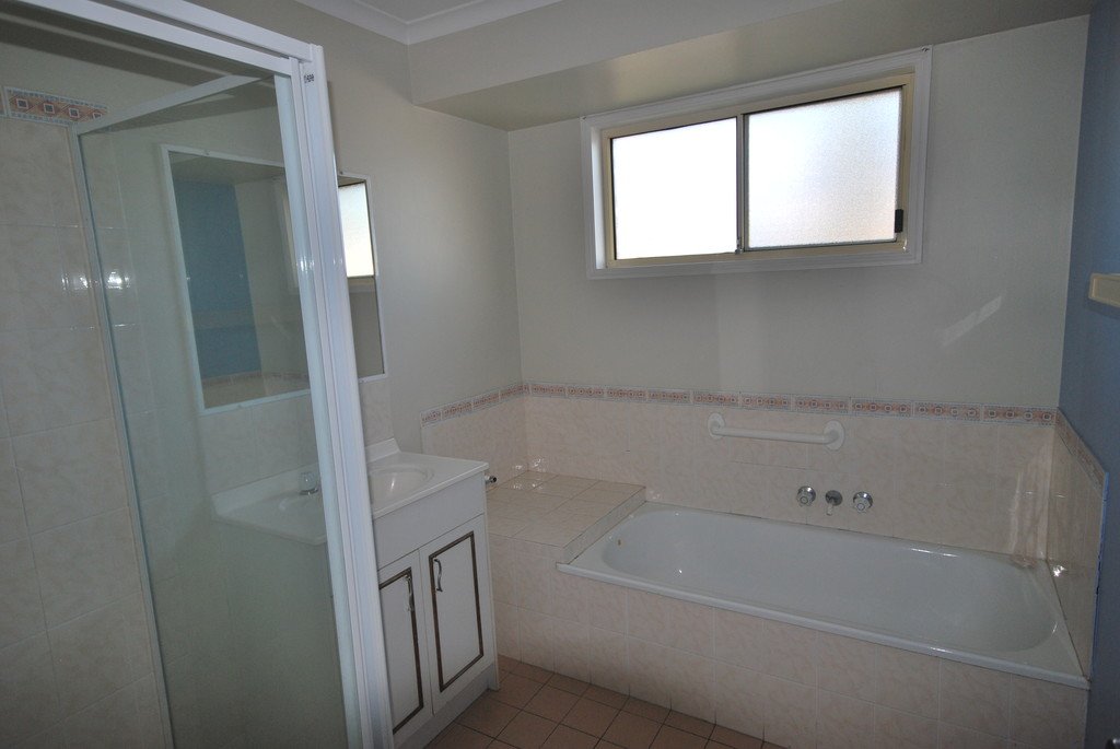 13 Southlake Drive VARSITY LAKES 8